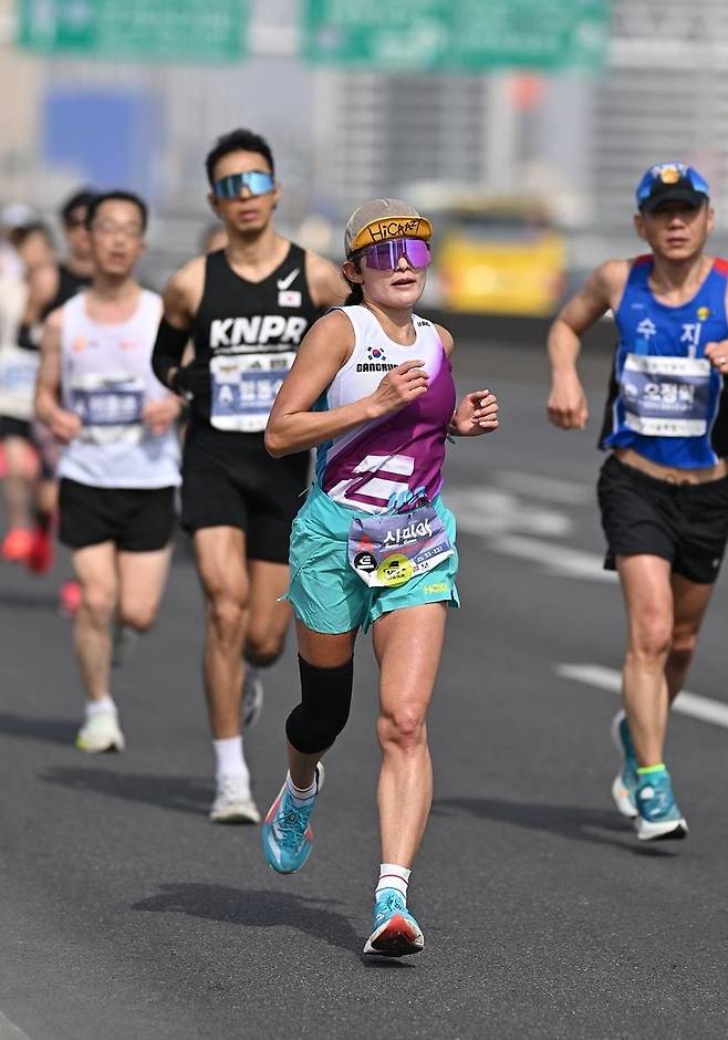 신민아 씨가 지난해 열린 동아마라톤 겸 서울마라톤에 출전해 질주하고 있다. 그는 이 대회 마라톤 풀코스에서 3시간 9분 25초의 개인 최고기록을 세웠다. 신민아 씨 제공.