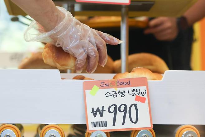 2일 오전 서울 성동구 글로우 성수에 마련된 유튜버 ‘슈카월드’의 베이커리 팝업 스토어 ETF베이커리를 찾은 시민들이 990원에 판매되는 소금빵을 고르고 있다.   뉴시스