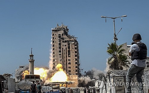 5일(현지시간) 가자시티 알무슈타하타워가 공습당하는 순간. [EPA 연합뉴스]