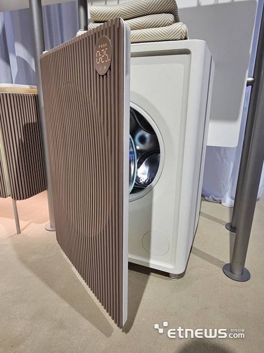 TCL이 선보인 세탁기. 공간에 잘 녹아드는 디자인의 문이 달려있어 세탁 투입구를 가릴 수 있다. (사진=배옥진 기자)