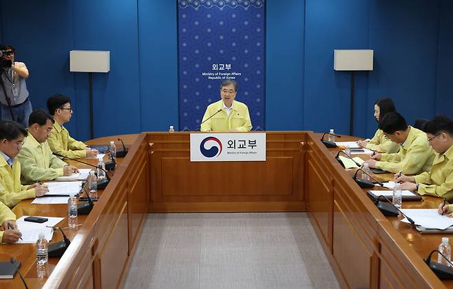 조현 외교부 장관이 6일 정부서울청사에서 열린 재외국민보호대책본부·공관 합동대책회의에서 발언을 하고 있다.〈사진=연합뉴스〉