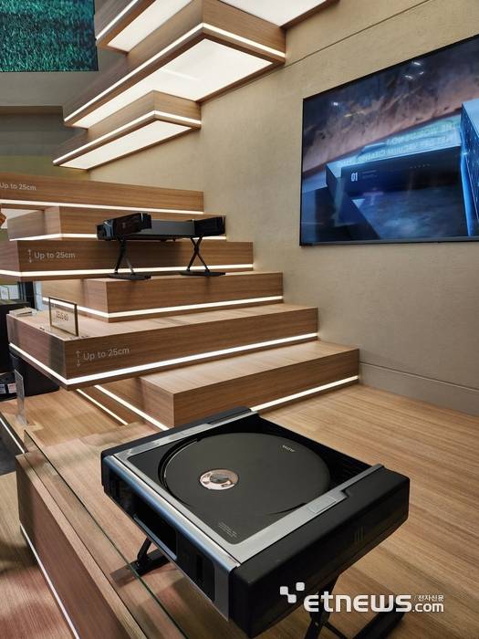 25㎝ 계단을 오르 내릴 수 있는 모바 로봇청소기 '제우스60'