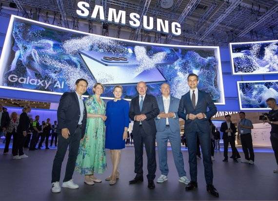 김만영 삼성전자 독일법인장 부사장(사진 왼쪽에서 첫 번째)와 베를린 시장 카이 베그너(네 번째)가 독일 베를린 'IFA 2025' 삼성전자 전시관 앞에서 기념 사진을 찍고 있다. 삼성전자 제공