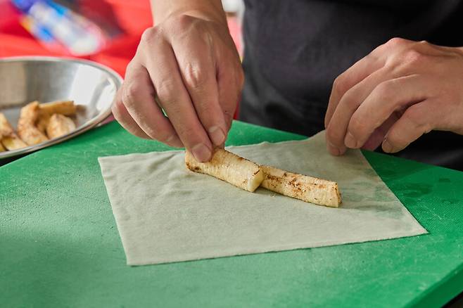 조광효 셰프가 ‘바나나 춘권’을 만들고 있다. 염서정 스튜디오 어댑터