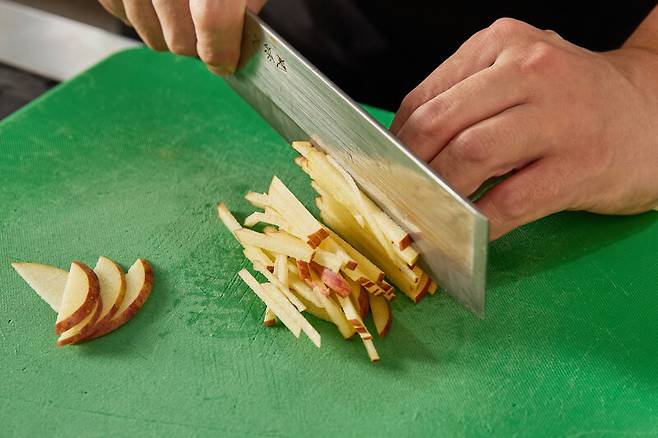 조광효 셰프가 ‘사과 풍미의 치킨 오므라이스’를 만들고 있다. 염서정 스튜디오 어댑터