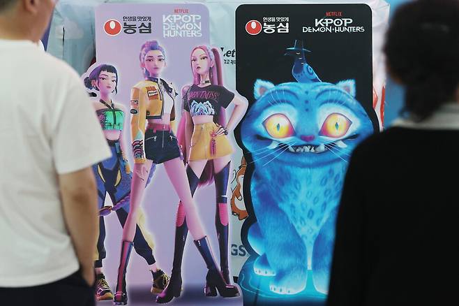 지난달 31일 인천국제공항 제2여객터미널 지에스(GS)25 편의점에 놓인 인기 애니메이션 영화 ‘케이팝 데몬 헌터스’ 제품 홍보물이 눈길을 끌고 있다. ‘케이팝 데몬 헌터스’의 인기가 치솟으면서 이를 활용한 광고도 늘고 있다. 연합뉴스