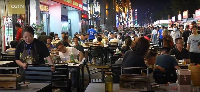 과거에는 생소하던 중국의 3·4선 도시 이름이 단 한 편의 숏폼 영상으로 관광객과 소비자를 직접 유치하는 시대가 됐다. 숏폼으로 유명해진 중국 산둥성 쯔보의 꼬치구이 거리. 중국국제텔레비전채널(CGTN) 유튜브 갈무리