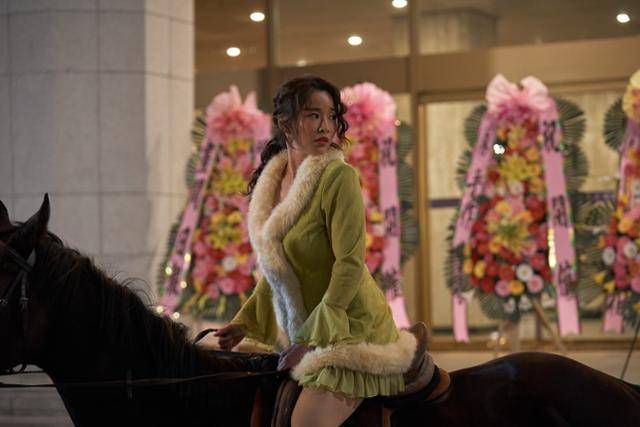 넷플릭스 시리즈 '애마'에서 위기 상황에 놓인 희란을 구하기 위해 주애가 말을 타고 등장한 모습. 넷플릭스 제공