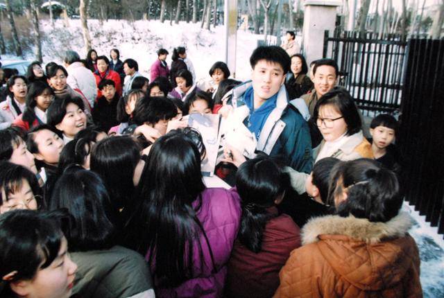 문경은이 연세대 재학 시절 '오빠부대'에 둘러싸여 있다. 한국일보 자료사진