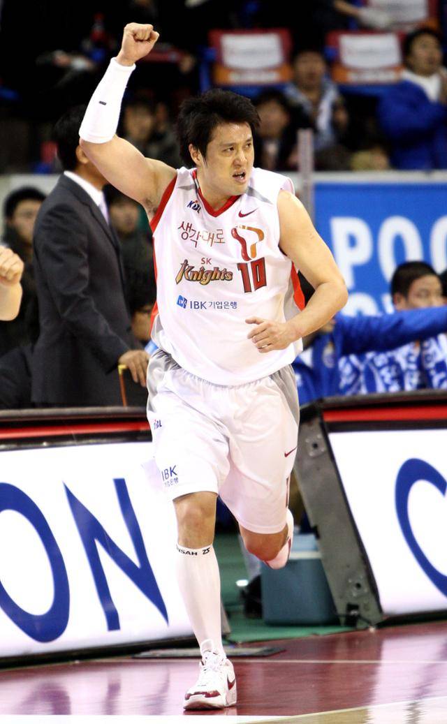 문경은 감독이 현역 시절 SK 유니폼을 입고 코트를 누비고 있다. 한국일보 자료사진