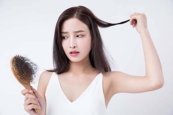 탄산음료처럼 설탕이 많이 들어간 음료와 술을 마시면 탈모와 백발이 나타날 수 있다는 연구 결과가 공개됐다./사진=게티이미지뱅크