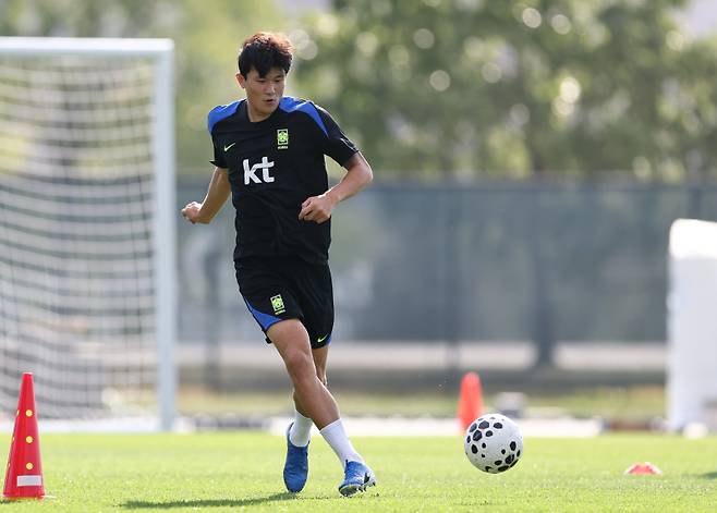 <yonhap photo-2342=""> 훈련하는 김민재 (뉴욕=연합뉴스) 윤동진 기자 = 4일(현지시간) 미국 뉴욕 아이칸 스타디움에서 진행된 한국 축구 대표팀 훈련에서 김민재가 패스 훈련을 하고 있다. 2025.9.5 mon@yna.co.kr/2025-09-05 09:05:29/ <저작권자 ⓒ 1980-2025 ㈜연합뉴스. 무단 전재 재배포 금지, AI 학습 및 활용 금지></yonhap>