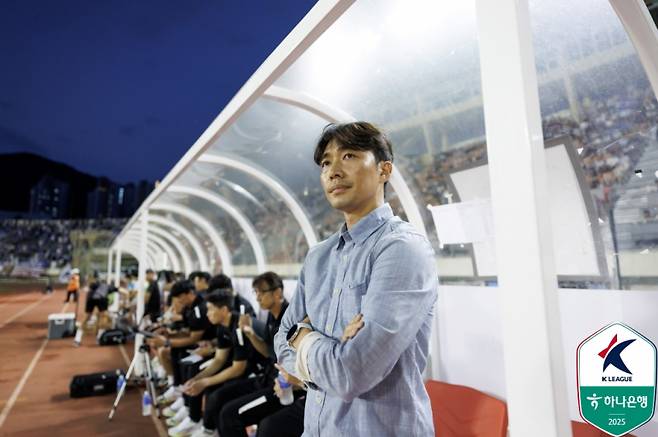 6일 부산 구덕운동장에서 열린 부산과 수원의 하나은행 K리그2 2025 28라운드. 그라운드를 지켜보는 변성환 수원 감독. 사진=프로축구연맹