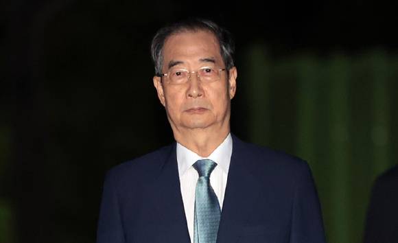 윤석열 전 대통령의 내란 방조 및 위증 등 혐의를 받는 한덕수 전 국무총리가 지난 8월 27일 구속영장이 기각돼 경기도 의왕 서울구치소를 나서고 있다. [사진=연합뉴스]