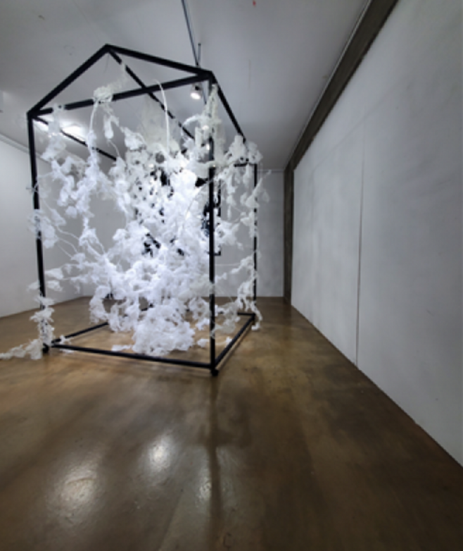 김미지 作. (우측면 모습)