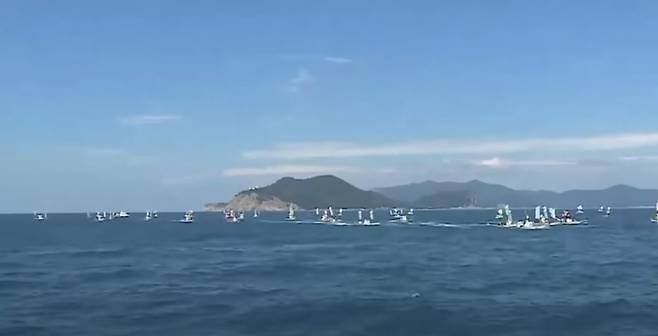 사수도 관할권 주장하며 해상시위에 나선 완도 어선들