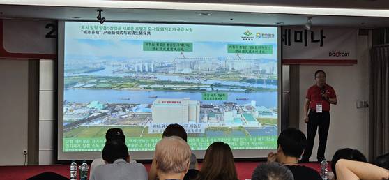 지난 3일 대전시 유성구 계룡스파텔 호텔에서 양돈기술 세미나가 열렸다. 중국 양샹그룹 관계자가 스마트 돼지 빌딩 시스템을 설명하고 있다. 김방현 기자