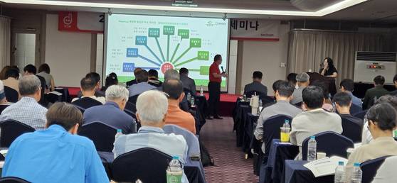 지난 3일 대전시 유성구 계룡스파텔 호텔에서 양돈기술 세미나가 열렸다. 중국 양샹그룹 관계자가 스마트 돼지 빌딩 시스템을 설명하고 있다. 김방현 기자