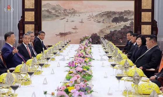 중앙TV가 공개한 김정은 위원장과 시진핑 중국 국가 주석간 북-중 정상회담에 이어 시 주석이 마련한 연회에 참석한 모습. 조선중앙TV 화면=연합뉴스