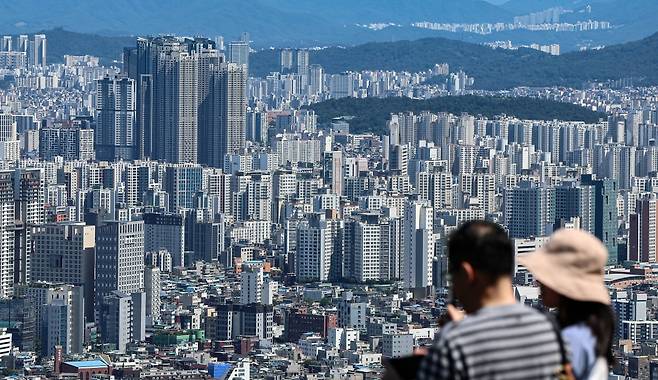 서울 중구 남산에서 바라본 시내 아파트 단지. 사진=뉴스1
