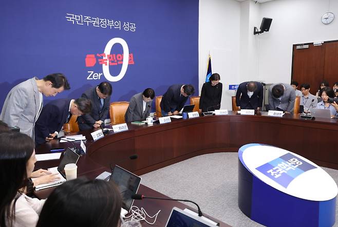 김선민 조국혁신당 대표 권한대행을 비롯한 소속 의원들이 5일 국회에서 열린 현안 관련 기자간담회에서 당내 성비위 사건과 관련해 고개숙여 사과하고 있다. 연합뉴스