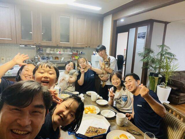 지장근(왼쪽 맨 앞) 집사가 지난달 1일 강원도 원주 자택에서 홈스테이에 참여한 아이들과 셀카를 찍으며 환하게 웃고 있다. 원주충정교회 제공