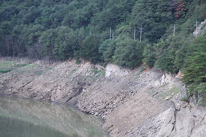 6일 강원도 강릉 주 상수원인 오봉저수지가 점점 바닥을 드러내고 있다. 연합뉴스