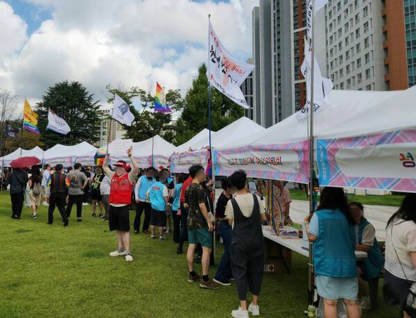 6일 오후 인천 남동구 인천시청 앞 애뜰광장에서 열린 제8회 인천퀴어문화축제에 온 시민들이 부스에서 각종 이벤트를 즐기고 있다. 황남건기자