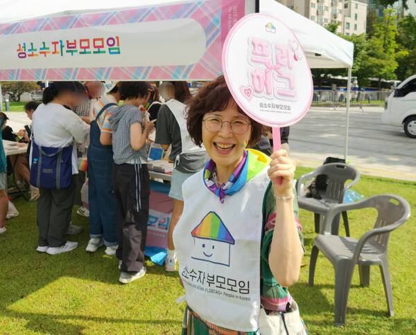6일 오후 인천 남동구 인천시청 앞 애뜰광장에서 열린 제8회 인천퀴어문화축제에서 신혜진씨(58)가 프리허그 이벤트를 하고 있다. 황남건기자