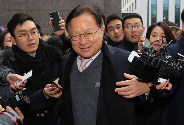 ▲2016년 12월26일 오전 남상태 전 대우조선해양 사장의 연임 로비에 연루된 의혹을 받는 송희영 전 조선일보 주필이 검찰 부패범죄특별수사단에서 피의자 신분으로 조사를 받기 위해 서울 서초구 서울중앙지검 별관으로 들어서고 있는 모습. ⓒ연합뉴스