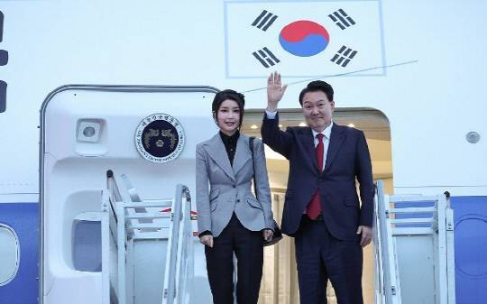 윤석열 전 대통령과 김건희 씨가 2023년 11월 17일(현지시간) 아시아태평양경체협력체(APEC) 정상회의 일정을 마치고 귀국하기 전 인사하고 있다. [사진 = 연합뉴스]