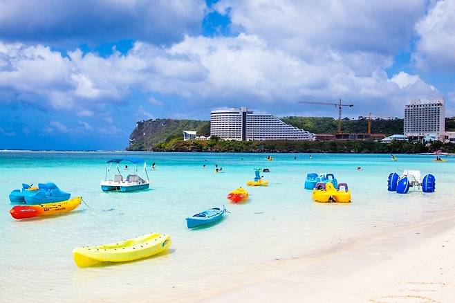 항공사들이 운항을 줄이고 있는 괌 해변.[사진=픽사베이]