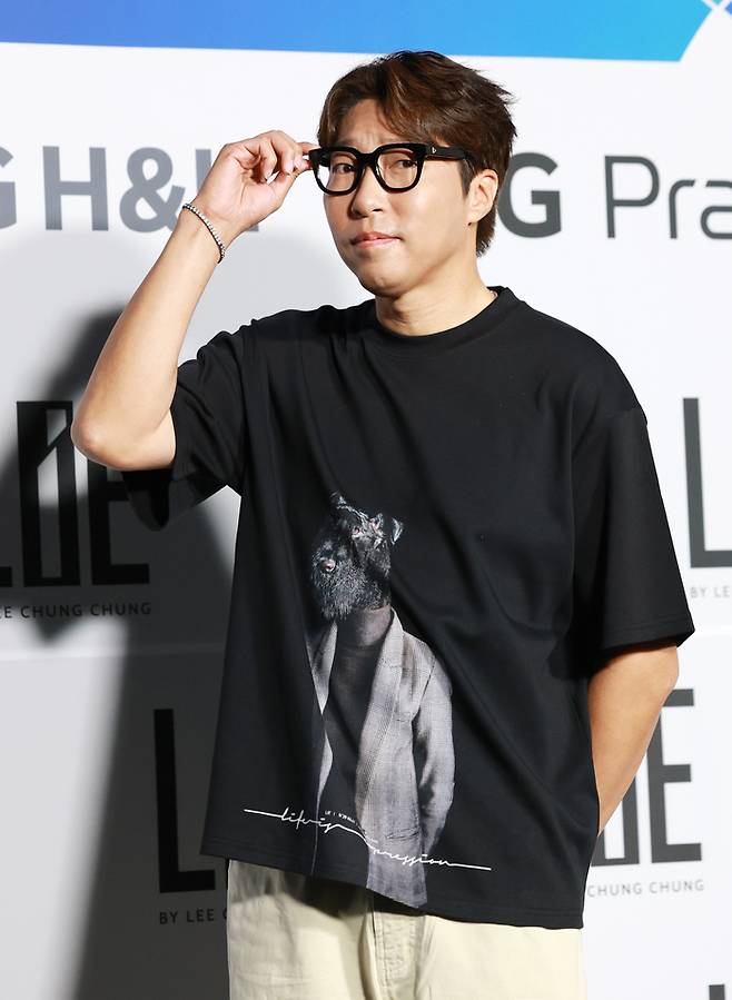 방송인 대도서관이 4일 서울 중구 동대문디자인플라자(DDP)에서 열린 2026 S/S서울패션위크 라이(LIE) 패션쇼에 참석해 포즈를 취하고 있다. [사진 = 뉴스1]