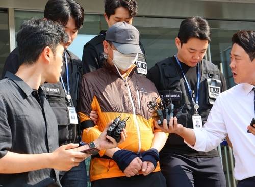 지난 7월 20일 오후 9시 31분께 인천시 연수구 송도동 모 아파트 꼭대기 층인 33층 집에서 사제 총기로 산탄 2발을 발사해 자신의 생일파티를 열어 준 아들을 살해한 남성. [사진 출처 = 연합뉴스]