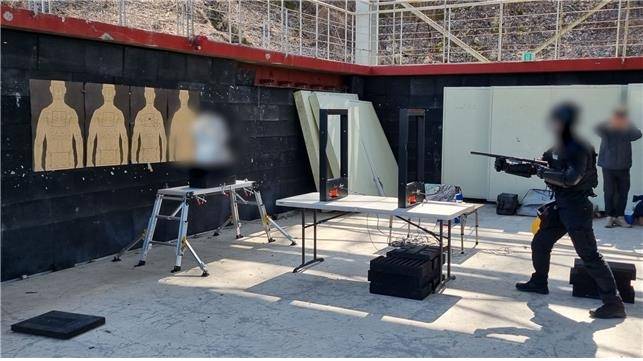 해외 온라인몰 ‘직구’ 물품으로 제작한 파이프형 사제총기 실험 장면. [사진 출처 = 국가정보원, 연합뉴스]