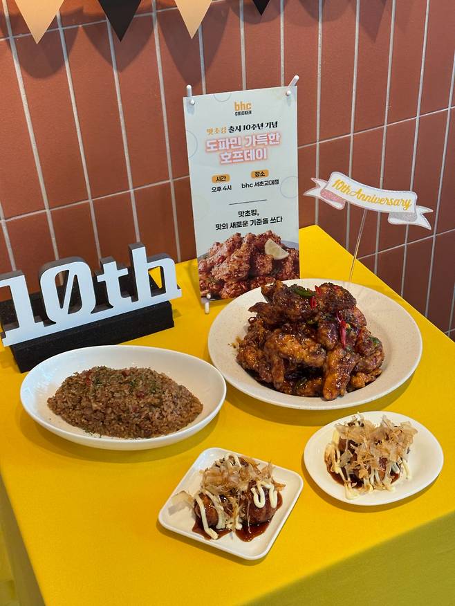 bhc의 맛초킹과 맛초킹 소스를 기반으로 한 사이드 메뉴(맛초타코야키, 맛초킹라이스 등)./사진제공=bhc