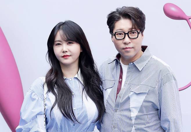 유튜버 윰댕, 대도서관 부부가 15일 서울 중구 동대문디자인플라자(DDP)에서 열린 '2023 F/W 서울패션위크' 라이 컬렉션에 참석해 포즈를 취하고 있다./사진=뉴시스