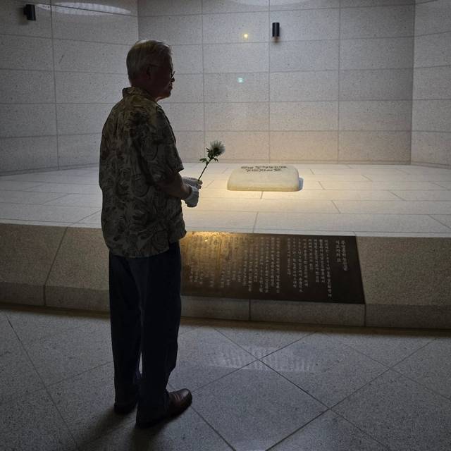 문재인 전 대통령이 5일 오후 전북 전주시 완산구 전주동학농민혁명녹두관에 있는 무명 동학농민군 지도자의 묘에 헌화하고 있다. 문 전 대통령 페이스북 캡처