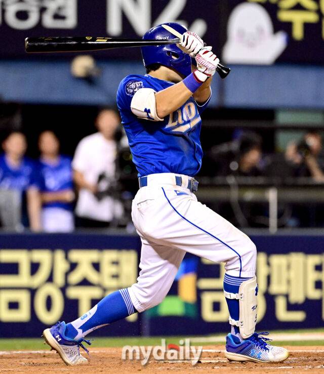 2025년 8월 28일 오후 서울 잠실구장에서 열린 '2025 신한 SOL뱅크 KBO 리그' 삼성 라이온즈와 두산 베어스의 경기. 삼성 김지찬이 9회초 1사 1루서 타격하고 있다./마이데일리
