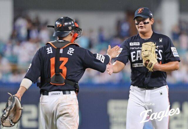 최재훈(좌)과 김서현(우)의 승리 세리머니./한화 이글스