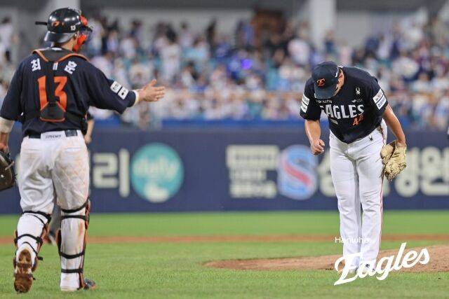 최재훈(좌)과 김서현(우)의 승리 세리머니./한화 이글스