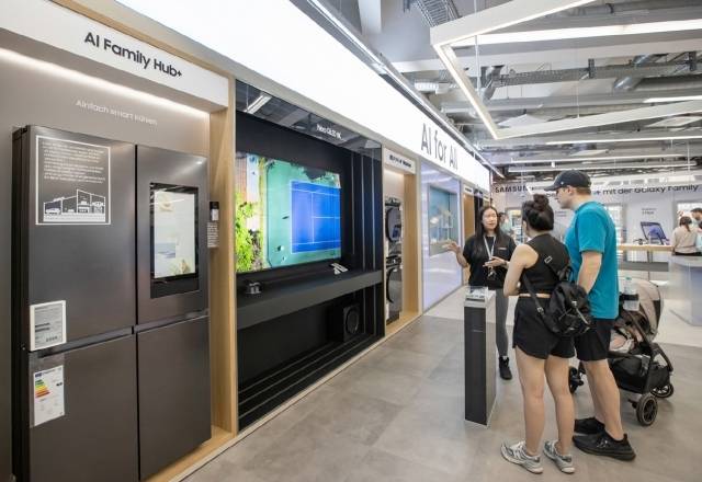 독일 베를린에 위치한 전자제품 유통체인 자툰(Saturn) 매장에 전시된 삼성전자 비스포크 AI 패밀리 허브 냉장고와 Neo QLED 8K TV. [삼성전자 제공]
