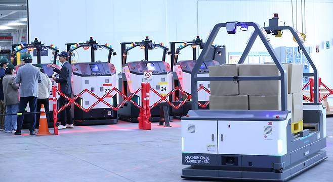 현대무벡스 청라R&D센터에서 무인이송로봇(AGV) 시연이 이뤄지고 있다. [현대무벡스 제공]