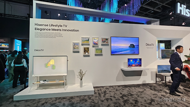 삼성전자의 ‘더 프레임’ TV를 연상시키는 하이센스의 ‘데코(Deco) TV’. 베를린=박지영 기자.