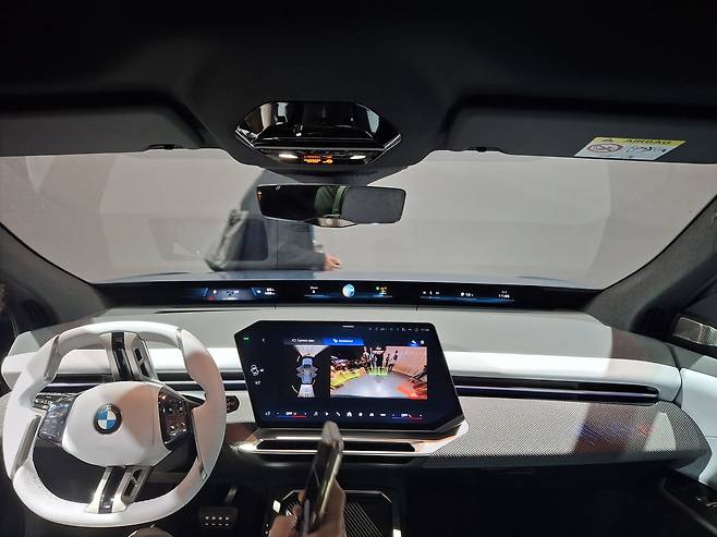 5일(현지시간) 독일 뮌헨에서 열린 월드 프리미어 현장에 전시된 iX3 1열 [뮌헨=김성우 기자]