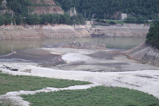 6일 강원 강릉시 주 상수원인 오봉저수지가 메말라가고 있다. 오봉저수지의 저수율은 이날 오전 6시 기준 12.9%(평년 71.2%)로 전날보다 0.3%포인트 떨어졌다. [연합]