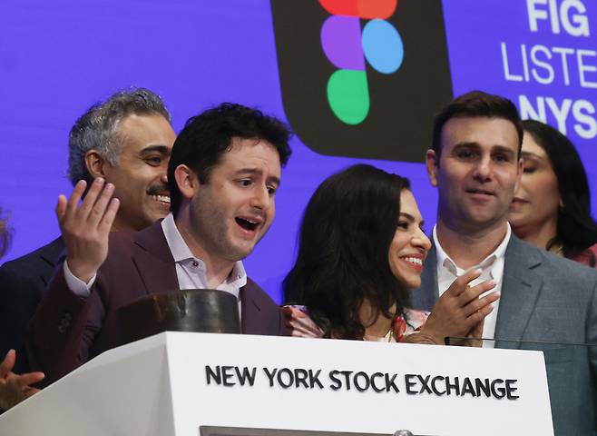 지난 31일(현지시간) 뉴욕 증권거래소에서 딜런 필드 피그마 최고경영자(CEO)와 회사 대표들이 개장 종을 울리고 있다. [UPI]