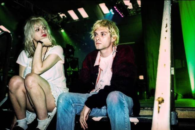 커트 코베인의 죽음은 그의 생전 개인적 파멸의 이야기가 전달되기도 전에 ‘27클럽’, ‘천재의 비극’으로 라벨링됐고, 코트니 러브에게는 ‘마녀’, ‘청부살해 의혹’, ‘커트 코베인의 정신을 망쳐놓은 여자’ 등의 이름이 붙으며 그녀 개인의 정체성을 밀어냈다. [게티이미지/Photo by Steve Pyke]