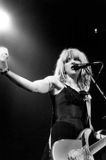 코트니 러브의 메세지는 폭발과 절차 사이에서 불안정한 균형을 이룬다. 카타르시스와 공허가 공존하며 해방과 뒤숭숭한 여운이 음악 뒤에 남는다. 홀의 음악은 완전한 해방도, 결론으로 굳은 구속도 아니다. 그럼에도 라벨을 전면에 내세우는 행위가 라벨을 약화시키면서 동시에 불러오는 역설, ‘라벨링의 속도’가 흔들린 기록과 라벨이 스스로 마모되어 비치는 맨얼굴의 순간들은 불규칙하지만 꾸준히 축적돼 마침내 그 라벨의 가장자리를 닳게 하면서 서서히 붕괴시킨다. [게티이미지/Photo by Ebet Roberts]