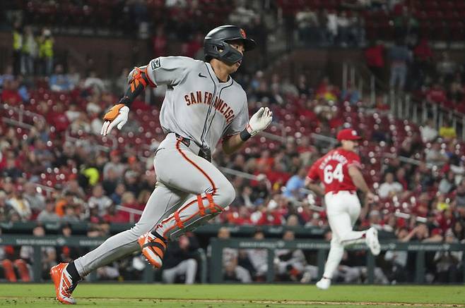 [세인트루이스=AP/뉴시스] 샌프란시스코 자이언츠의 이정후가 6일(한국 시간) 미국 미주리주 세인트루이스의 부시스타디움에서 벌어진 2025 메이저리그(MLB) 세인트루이스 카디널스와의 경기에서 7회말 우선상 타구를 날린 뒤 전력 질주하고 있다. 2025.09.06